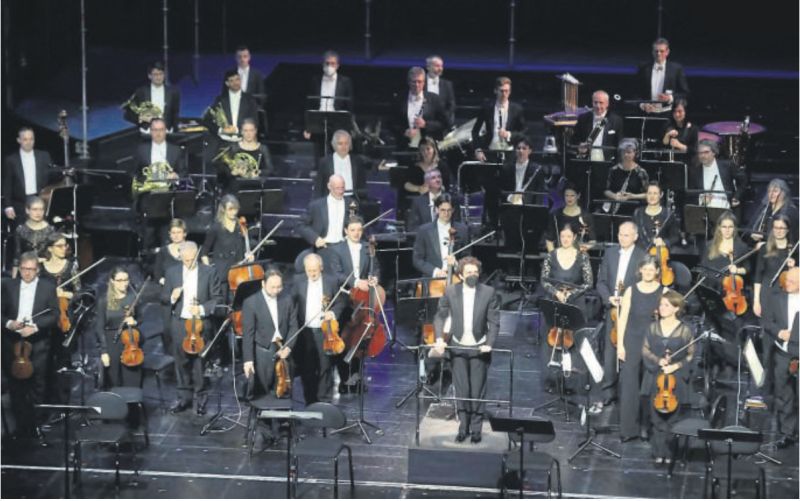 Herausragender Klangkörper: Das Staatsorchester mit Generalmusikdirektor Francesco Angelico beim Festakt im Opernhaus. FOTOS: ANDREAS FISCHER/DIETER SCHACHTSCHNEIDER/NH/PRIVAT