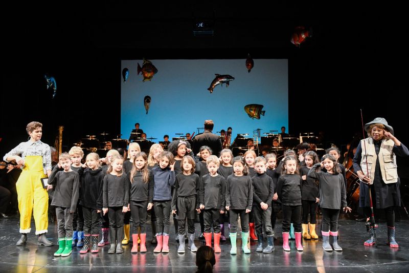 Tatort Klassik: Abgetaucht! Musik- und Wasserwelten (2. Kinderkonzert 2019/20) / Foto: N. Klinger von links: Laura Wikert, Kinder der Königstorschule (Lehrerin Henriette Hartleb), Lona Culmer-Schellbach